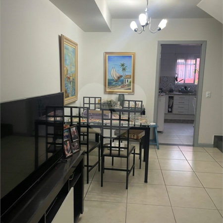 Casa à venda com 3 quartos, sendo 1 suíte, no condomínio Serranos, São Paulo - SP