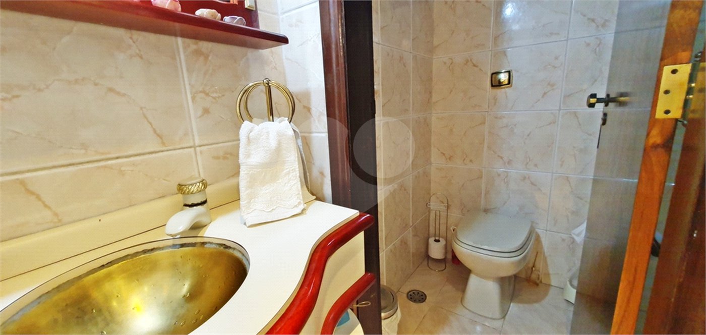 Sobrado à venda com 4 quartos, sendo 3 suítes, em Vila Paulicéia, São Paulo, SP