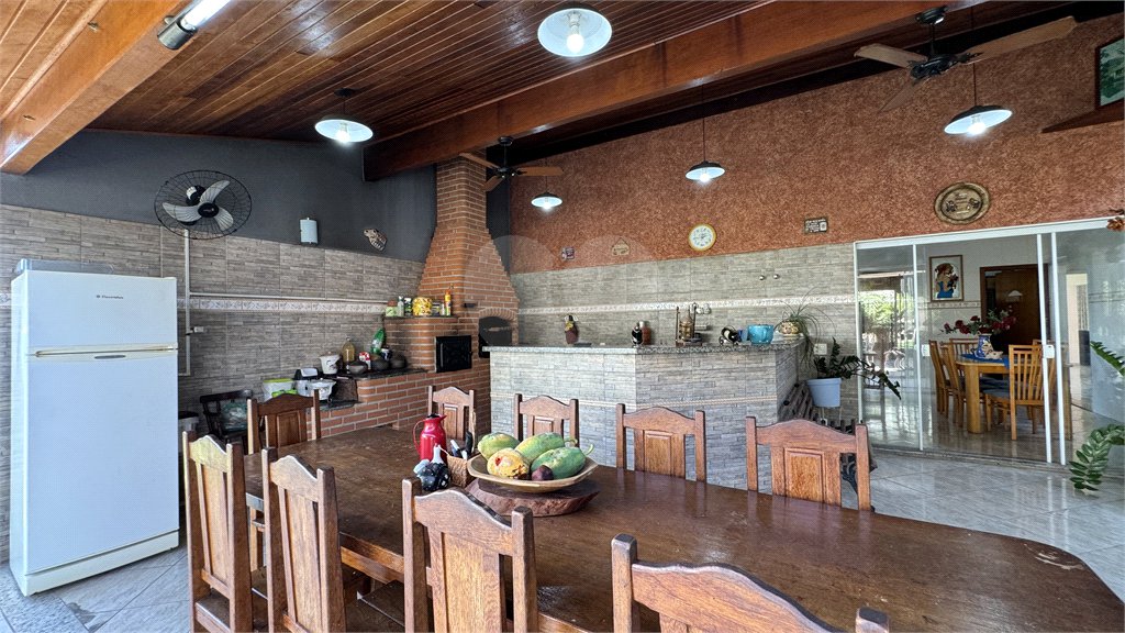 Casa à venda com 4 quartos, sendo 3 suítes, no condomínio Terras de Mont Serrat, Salto - SP