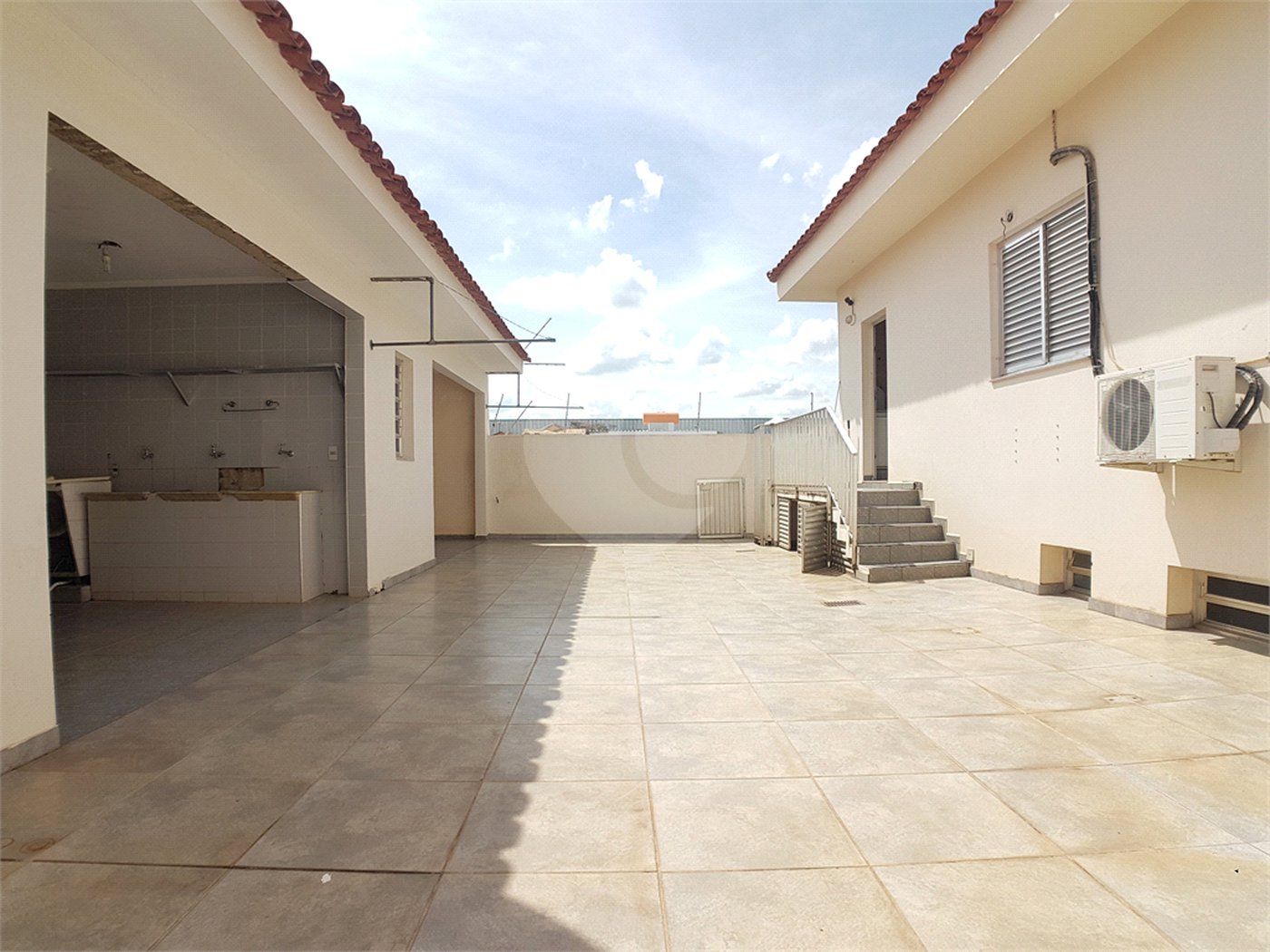 Casa à venda ou para alugar com 4 quartos, sendo 2 suítes,  em Santa Rosa, Vinhedo, SP