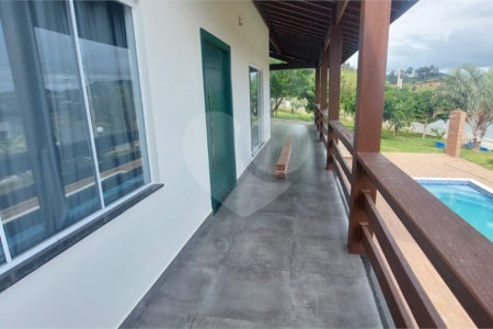 Casa à venda com 3 suítes no condomínio Riviera dos Pássaros, Joanópolis - SP