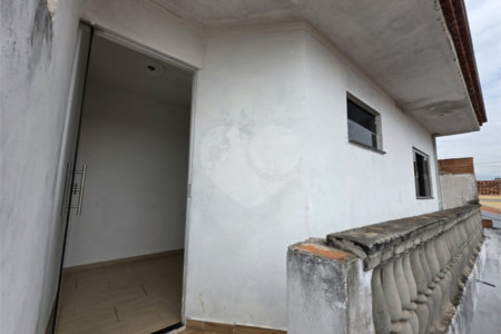 Casa térrea à venda no Douradinho com 2 quartos e edícula com mais dois quartos e 2 banheiros.