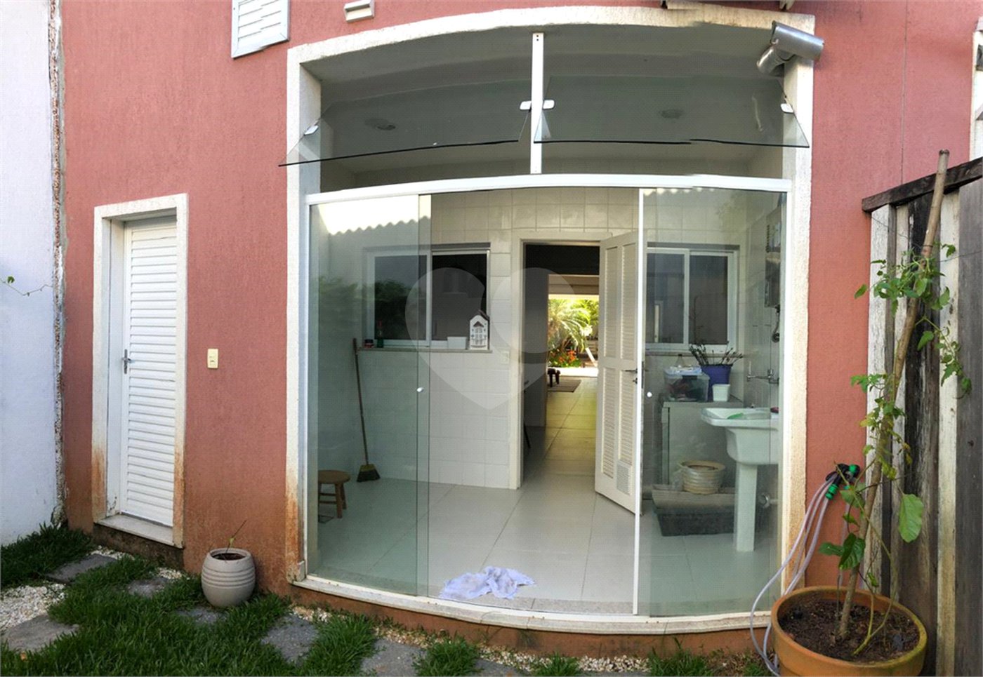 Casa à venda com 9 quartos, sendo 8 suítes, no condomínio Village Elisabete, Rio de Janeiro - RJ