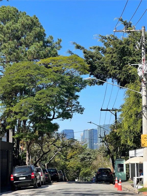 Sobrado para alugar com 5 quartos, sendo 4 suítes, em Jardim Everest, São Paulo, SP