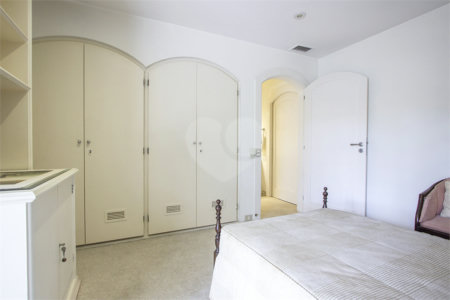 Casa à venda com 4 quartos, sendo 3 suítes, em Cidade Jardim, São Paulo, SP
