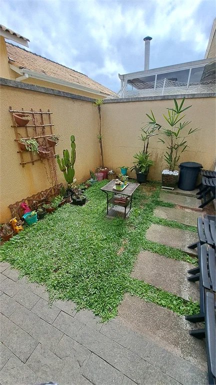 Casa à venda com 3 quartos, sendo 1 suíte, no condomínio Moradas do Horto, São Paulo - SP