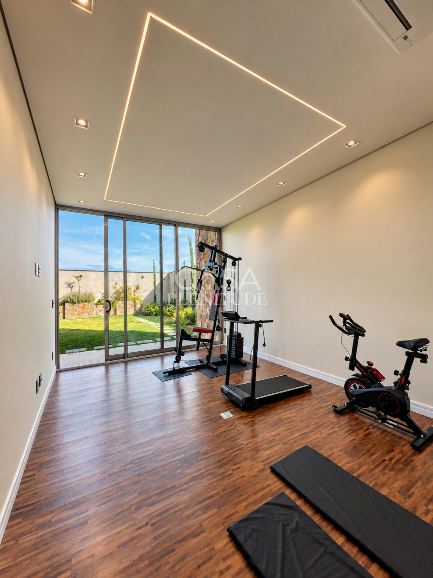 Casa nova no Saint Patrick com 926 m², 5 suítes, elevador e piscina aquecida, saúna em Sorocaba