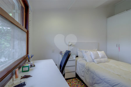 Casa à venda com 4 quartos, sendo 2 suítes, no condomínio Vila Antonieta, São Paulo - SP