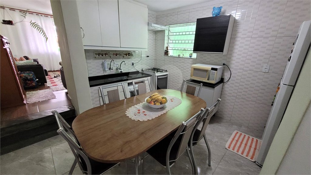 Casa à venda com 4 quartos, sendo 1 suíte, em Parque Maria Domitila, São Paulo, SP