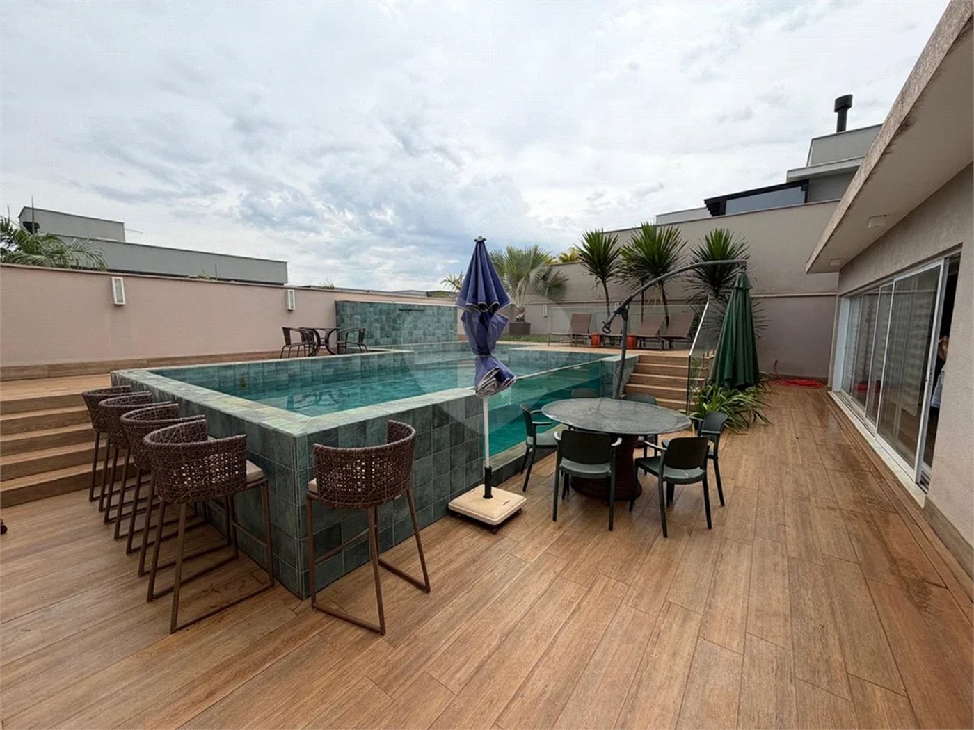Casa de alto padrão em condomínio exclusivo com 4 suítes