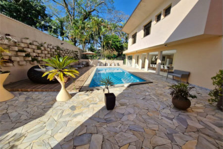 Casa à venda com 4 suítes no condomínio Villa Viana II, Cotia - SP