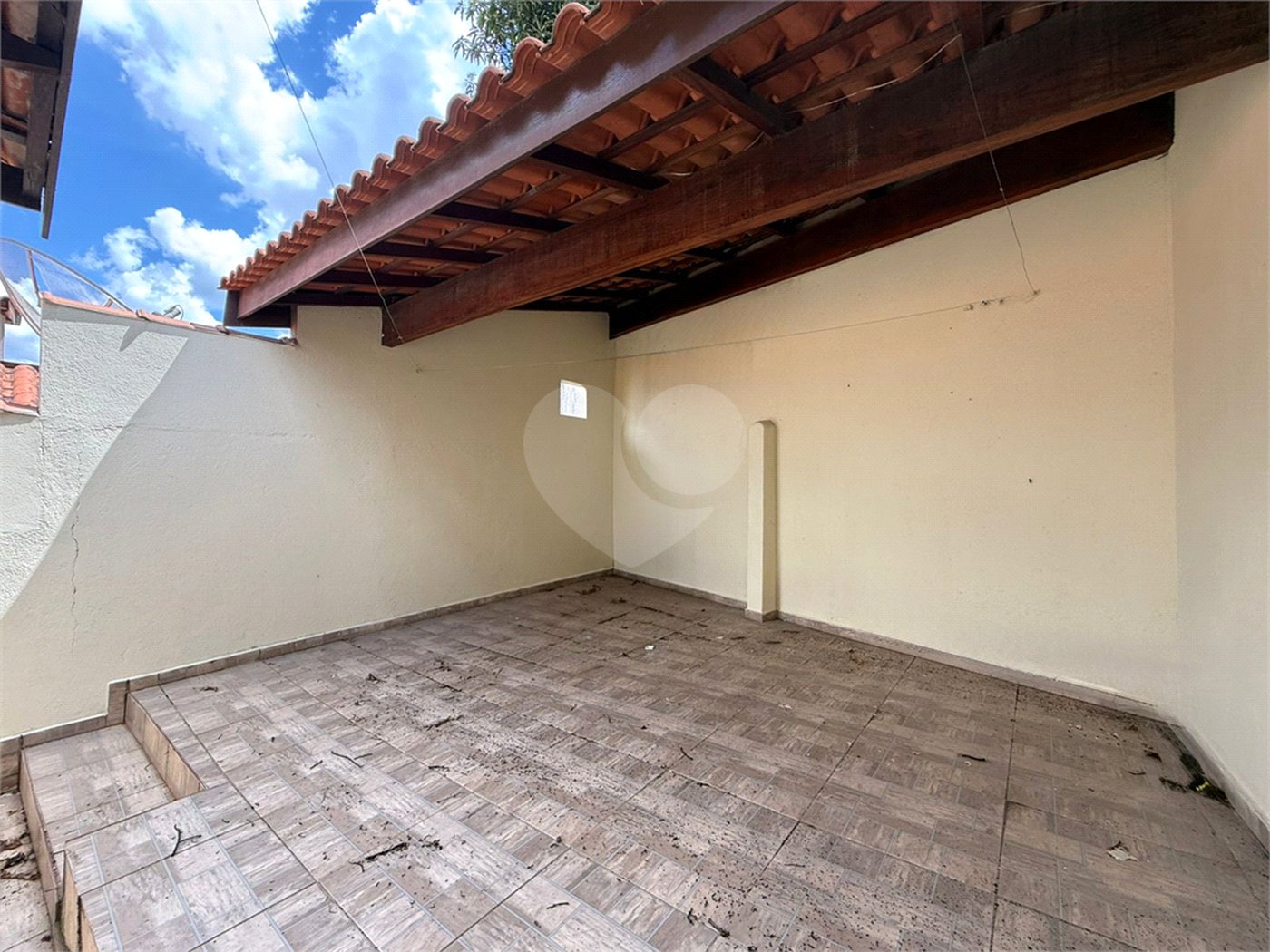 Casa térrea em Atibaia com 2 dormitórios, 2 vagas de garagem, quintal nos fundos, aceita financiamento