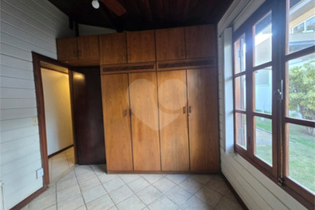 Casa à venda com 3 quartos, sendo 1 suíte, no condomínio Estância Marambaia, Vinhedo - SP