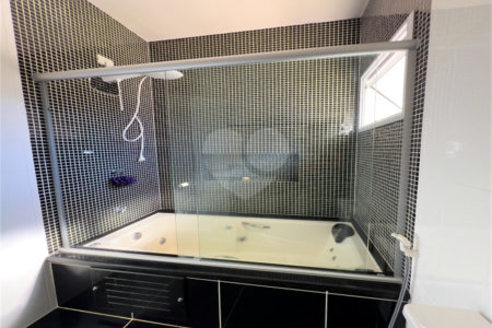 Casa à venda ou para alugar com 3 suítes no condomínio Figueira Garden, Atibaia - SP