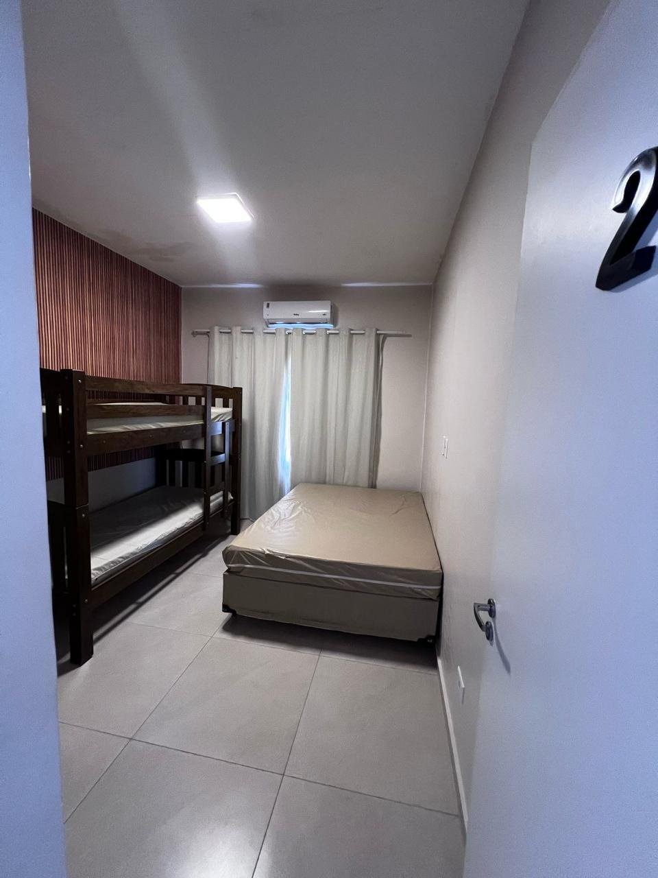 Casa à venda com 8 quartos, sendo 2 suítes, em Flórida, Praia Grande, SP