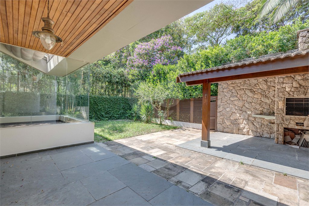 Casa à venda com 5 quartos, sendo 3 suítes, no condomínio Granja do Morumbi, São Paulo - SP