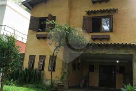 Casa à venda com 4 quartos, sendo 2 suítes, no condomínio Vila das Flores, São Paulo - SP
