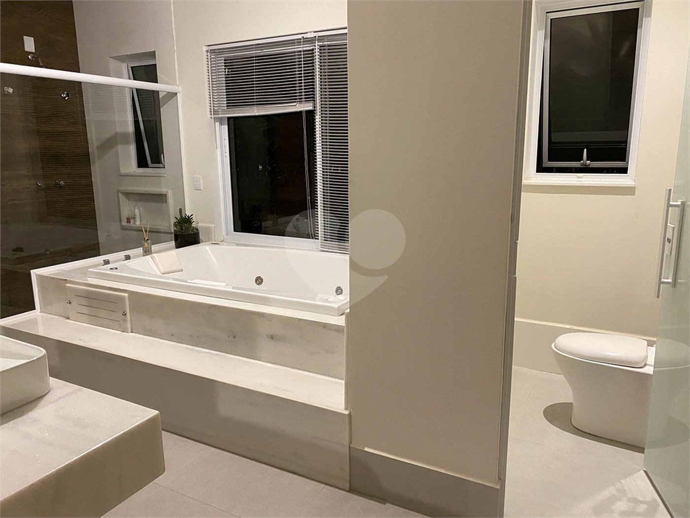 Casa à venda com 3 suítes no condomínio Jardim Primavera, Louveira - SP