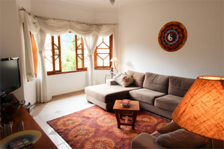 Casa à venda ou para alugar com 3 suítes em Vila Petrópolis, Atibaia, SP