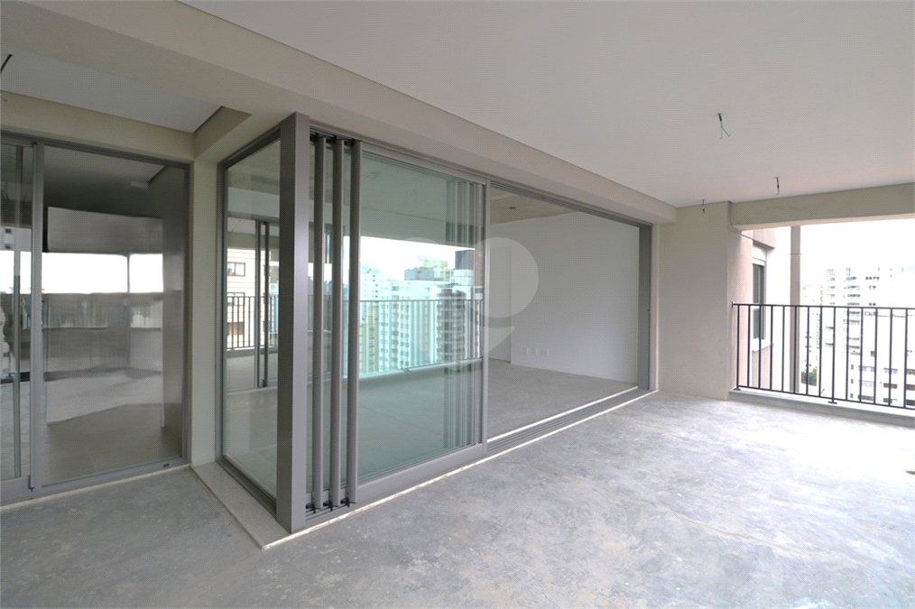 Apartamento à venda com 3 suítes em Moema, São Paulo, SP