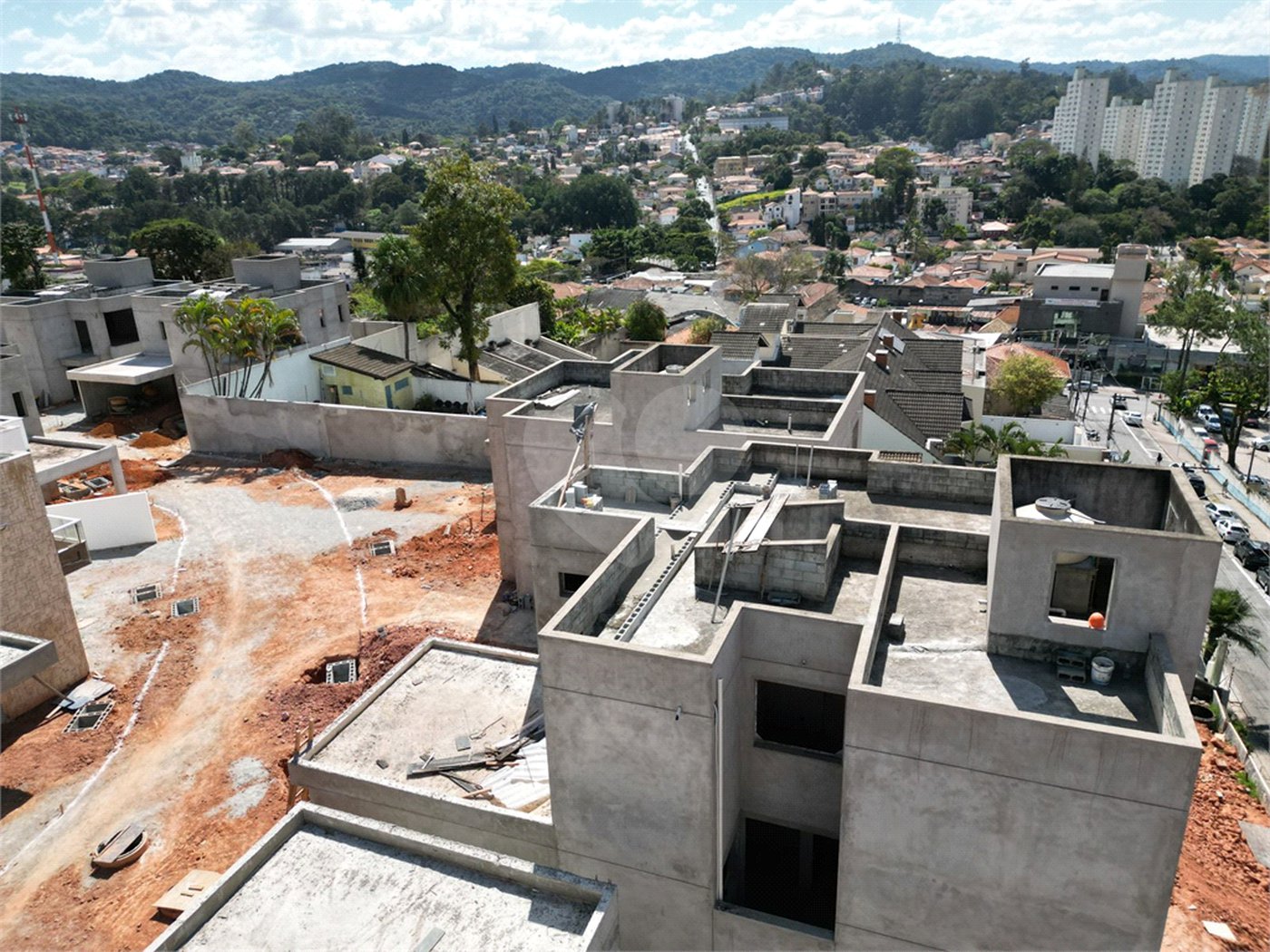 Casa à venda com 4 quartos, sendo 2 suítes, no condomínio Residencial Floresta, São Paulo - SP