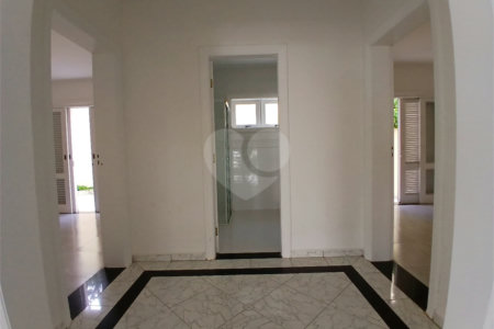 Casa à venda com 4 quartos, sendo 2 suítes, no condomínio Flamboyant, Atibaia - SP