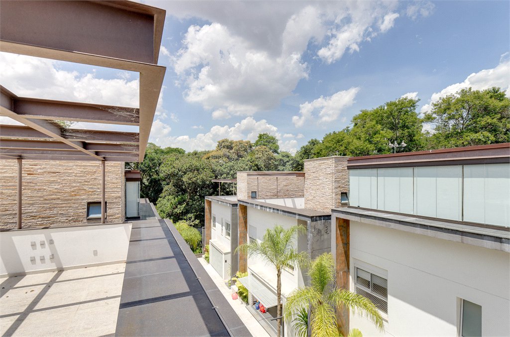 Casa à venda com 4 quartos, sendo 3 suítes, no condomínio Jardim Flora, São Paulo - SP