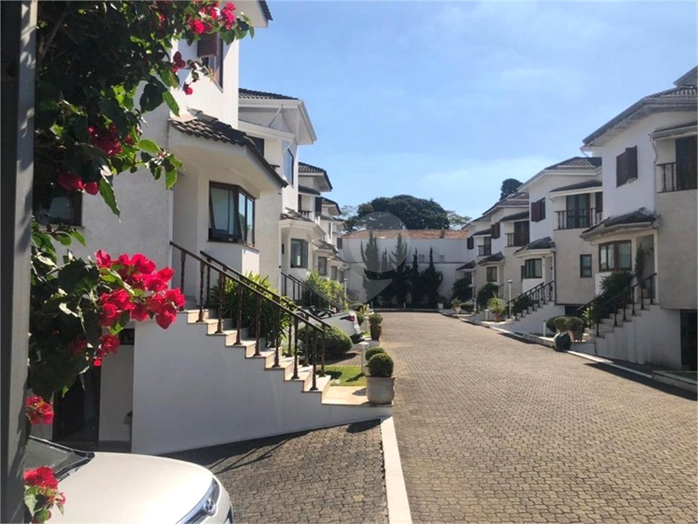 Casa à venda com 4 suítes no condomínio Vila das Emboabas, São Paulo - SP