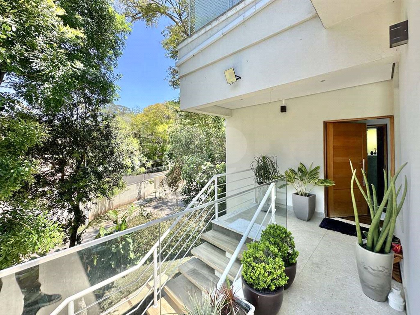 Casa à venda com 4 quartos, sendo 3 suítes, no condomínio Vilarejo, Carapicuíba - SP