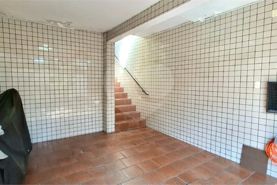 Excelente Sobrado eom ótima localização. Venha fazer uma visita.