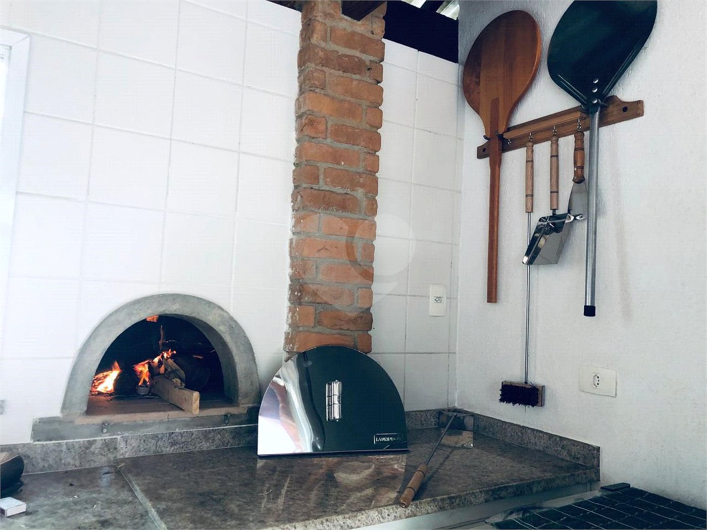 Casa à venda com 9 quartos, sendo 8 suítes, no condomínio Village Elisabete, Rio de Janeiro - RJ