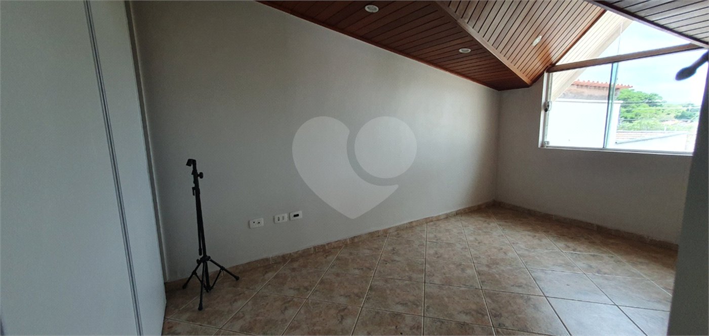 Casa à venda com 4 quartos, sendo 3 suítes, no condomínio Vila Inglesa, Sorocaba - SP