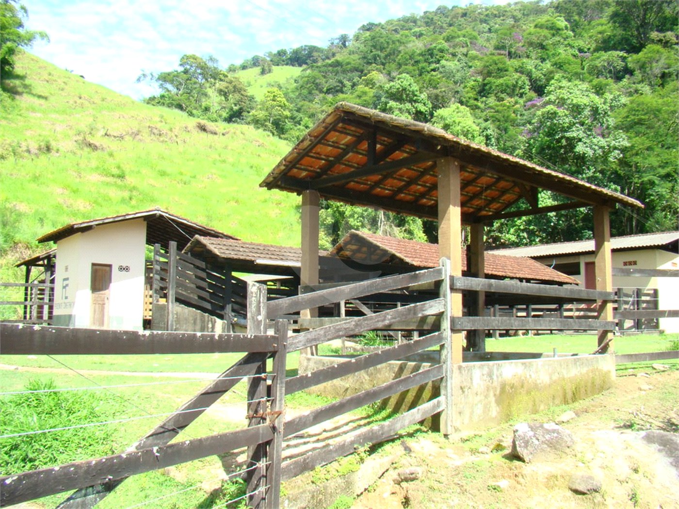 Fazenda à venda com 7 quartos, sendo 3 suítes, em Professor Souza, Casimiro de Abreu, RJ
