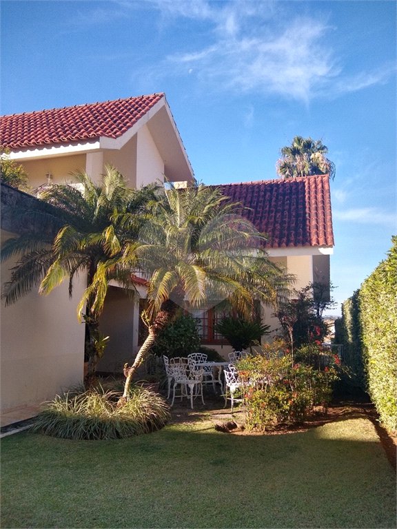 Casa à venda com 4 quartos, sendo 2 suítes, no condomínio Osato, Atibaia - SP