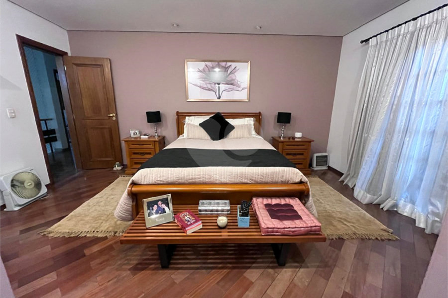 Casa à venda com 4 quartos, sendo 2 suítes, no condomínio Jornalista Américo Ariza, São Paulo - SP