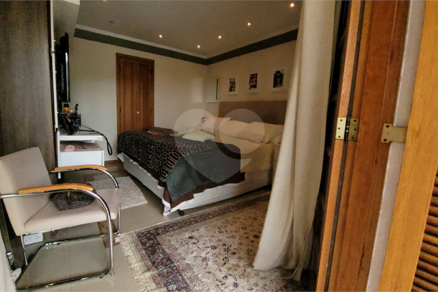 Sobrado à venda com 4 quartos, sendo 2 suítes, no Centro, Mairiporã, SP