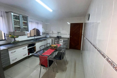 Sobrado à venda com 3 quartos, sendo 1 suíte, em Vila Nivi, São Paulo, SP