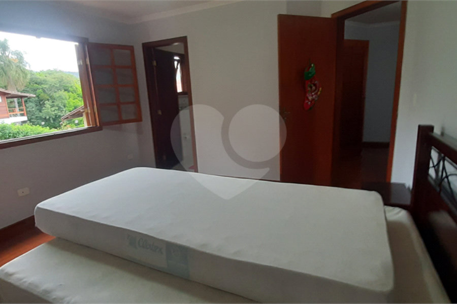 Sobrado à venda com 4 quartos, sendo 3 suítes, em Serra da Cantareira, Mairiporã, SP