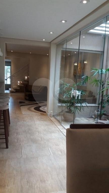 Sobrado à venda com 4 quartos, sendo 3 suítes, em Cambuci, São Paulo, SP
