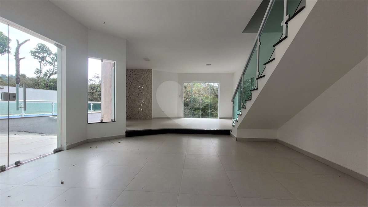 Casa à venda com 4 quartos, sendo 1 suíte, no condomínio Parque Suiça, Caieiras - SP