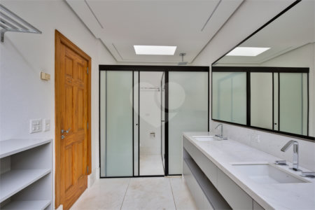 Casa Térrea à venda com 5 quartos, sendo 3 suítes, em Alto da Boa Vista, São Paulo, SP