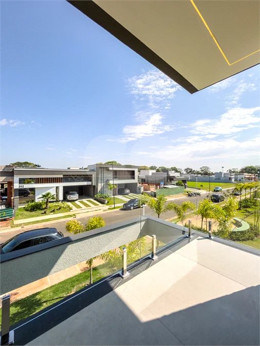 Indaiatuba - Condominio Villa Sapezal - 318 m² de Terreno - 230 m² de Área Construída - 3 suítes, sendo 1 Master com closet planejado - Sala de TV - Sala de estar integrada à Sala de jantar - Cozinha com móveis planejados - Despensa - Escritório planejado - Lavabo - Piscina com preparação para aquec