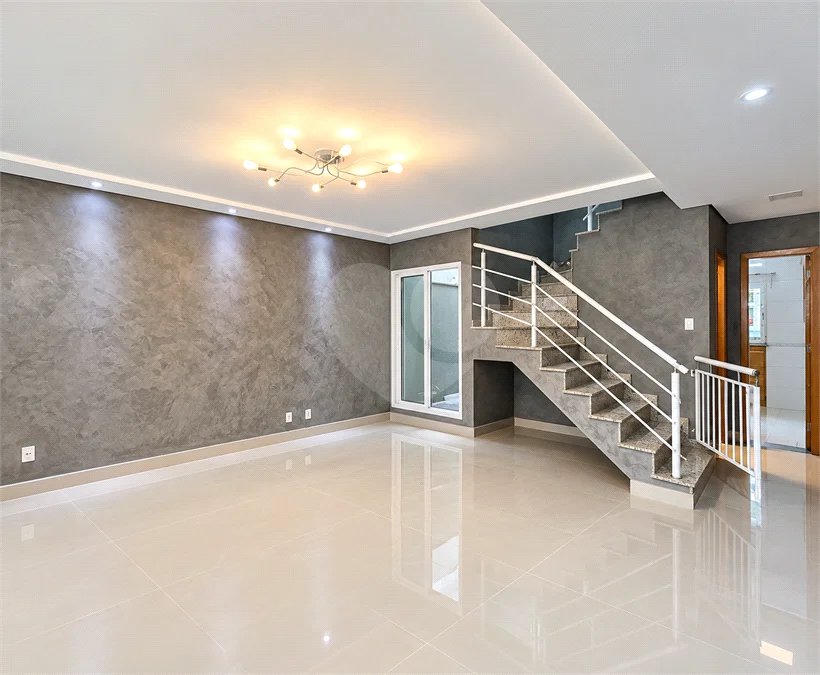 Sobrado geminado com 185 m², 3 suítes, closet, 4 vagas, área gourmet, sótão, energia solar, aquecimento de água e sistema completo de segurança.