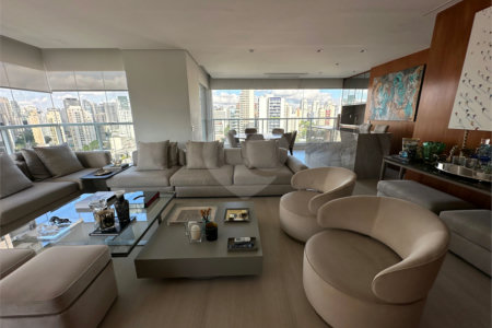 Apartamento com 03 dormitorios, sendo 02 suítes e 03 vagas de garagem na Vila Olímpia SP
