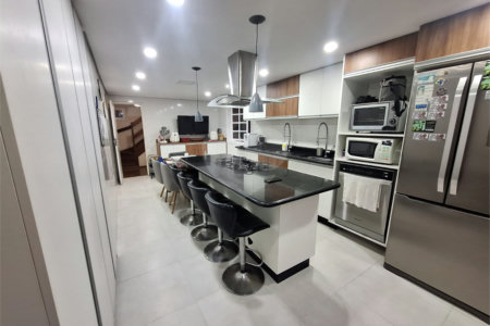 Casa à venda com 5 quartos, sendo 3 suítes,  no condomínio Vila Panamericana, São Paulo - SP