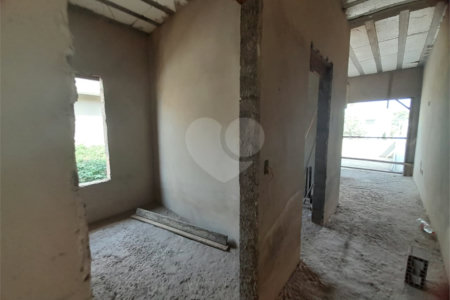 Casa em Construção com Área Gourmet e Piscina no Condomínio Damha II