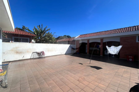 Casa espaçosa e confortável em um bairro tranquilo a venda.