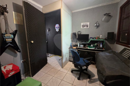 Casa à venda com 4 quartos, sendo 1 suíte, em Vila Paulo Silas, São Paulo, SP
