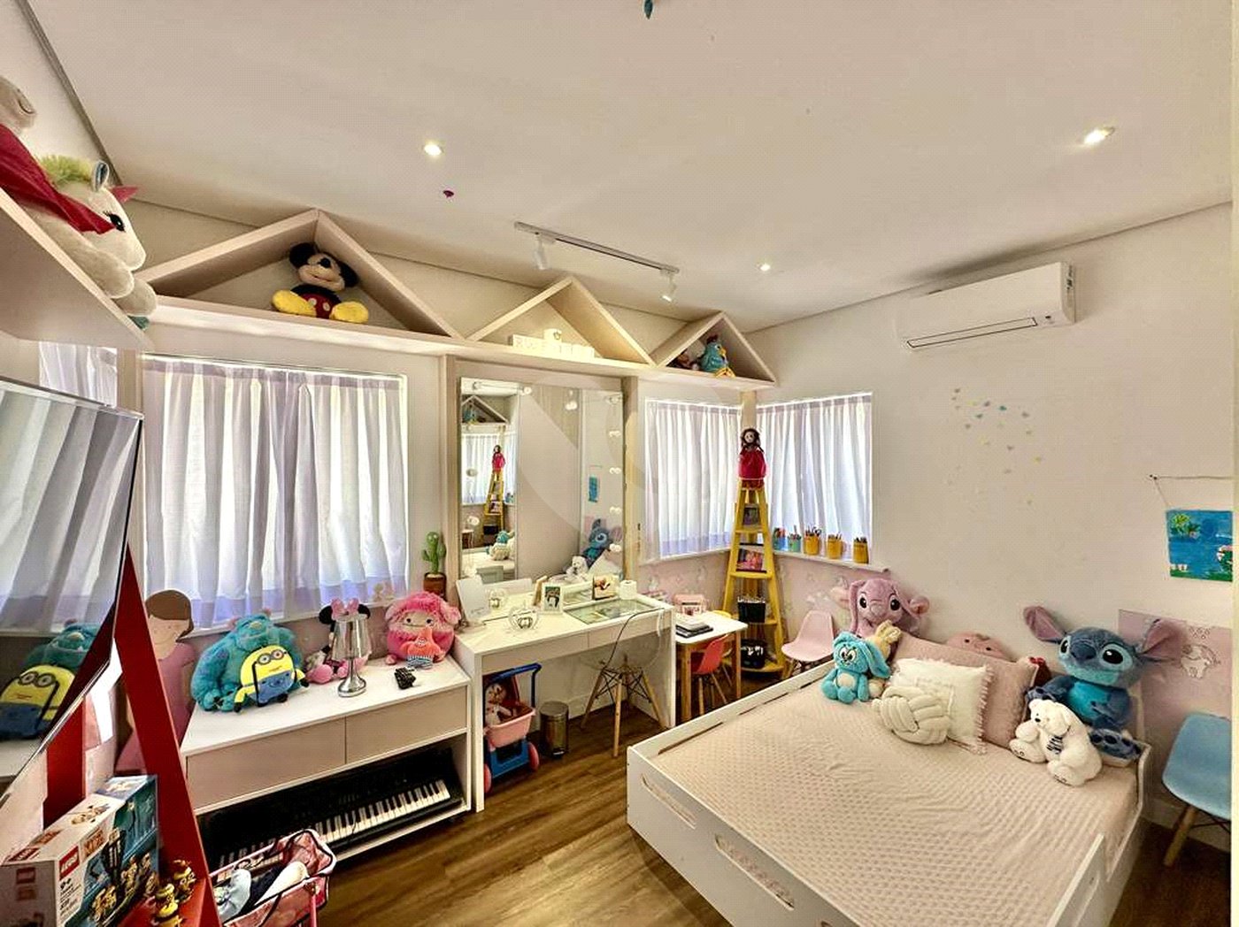 Casa à venda com 4 quartos, sendo 3 suítes, no condomínio Vilarejo, Carapicuíba - SP