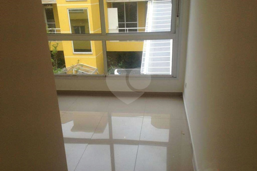 Casa à venda com 3 quartos, sendo 2 suítes, no condomínio Residencial Vegas, São Paulo - SP